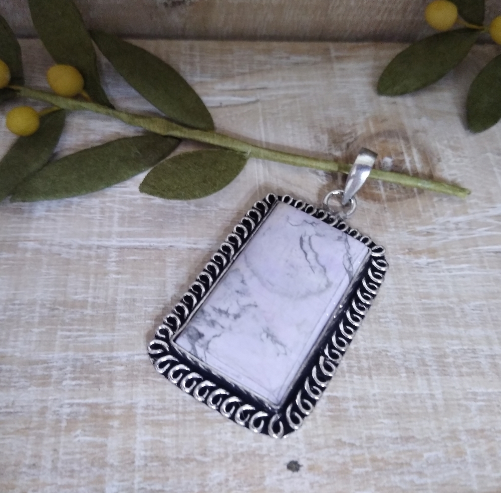 HOWLITE SILVER STONE PENDANT NWOT